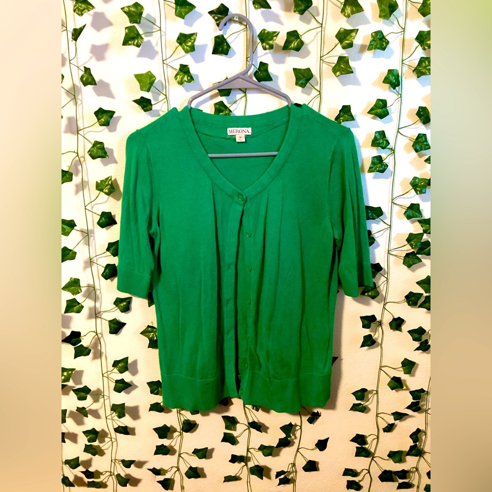 🍀Cute green button up cardigan🍀